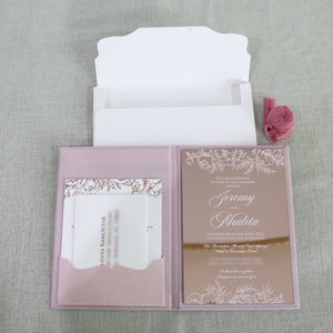 Porte-documents rigide en velours rose avec invitation de mariage en acrylique miroir or rose, cartes et enveloppe en feuille d'or rose - Product Image 4