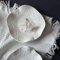 2025 nouvelle arrivée forme irrégulière blanc glaçure assiette ensemble décoratif à volants en céramique assiette ensemble pour événement de mariage
