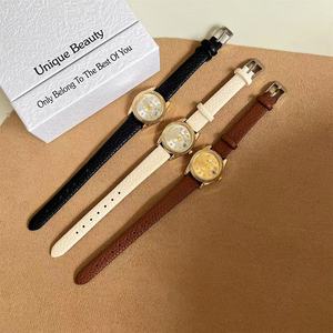 Un reloj redondo de estilo retro para mujer, que exuda un lujo ligero y un encanto de nicho. Es una mujer vintage, versátil y de piel clara. - Product Image 4