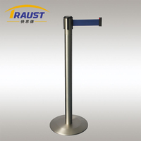 Support de poteaux en acier rétractable pour l'extérieur Ligne de file d'attente Ruban pour aéroport Contrôleur de foule Barrière en béton Stanchion Durable PE Rubber