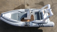 Bateau de pêche en haute mer de luxe RIB-580D avec coque en fibre de verre à fond profond pour les excursions et les croisières