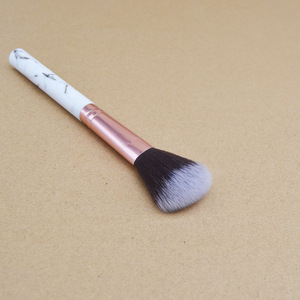 Brocha de Maquillaje Individual con Diseño de Mármol, 3.5 cm, Fibras Sintéticas, Mango de Plástico, para Aplicación en Mejillas - Product Image 3