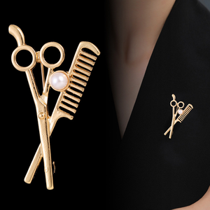 Vente chaude peigne en forme de ciseaux outils de <span class=keywords><strong>coupe</strong></span> de cheveux broche ciseaux peigne personnalisé femmes broche perle alliage barbier Badge - Product Image 2