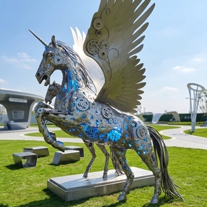 Scultura di Cavallo Alato in Acciaio Inossidabile Lucidato a Specchio, Grande e a Grandezza Naturale, per Giardino Esterno, Stile Fantascientifico, Moderna e Personalizzabile - Product Image 1