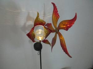 Bahçe Dekoratif Rüzgar Çarkı Döndürücü Güneş Enerjili Işıklı Metal Yel Değirmeni Japon Balığı Figürlü Reçine El Sanatları Güneş Enerjili Rüzgar Döndürücü - Product Image 5