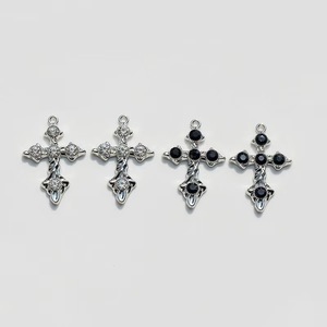 Pendentif croix en alliage plaqué zinc pour la fabrication de colliers, croix en diamant blanc K, croix en diamant noir K, croix en diamant blanc K, Jinhua Automne 2024 - Product Image 3