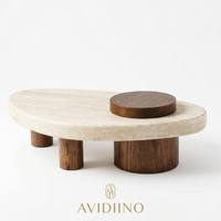 Table basse moderne en pierre et bois, beige, travertin, placage noyer, tailles personnalisées pour résidences haut de gamme et studios de design