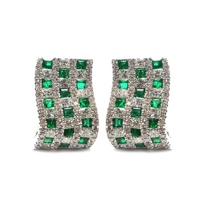 Boucles d'oreilles créoles en or blanc 18 carats avec émeraude verte taille émeraude, collection Love, cadeau tendance pour femme, idéal pour mariage et soirée - Product Image 1