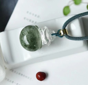 El colgante de cristal fantasma verde, con la apariencia de una bolsa de dinero, tiene el <span class=keywords><strong>significado</strong></span> de riqueza - Product Image 2