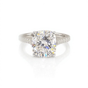 Bague de fiançailles solitaire Majestic plaquée or 18K 14K avec diamant de laboratoire taille coussin et bande pavée de diamants taille ronde pour femme - Product Image 1