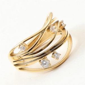 Bague populaire pour femme, délicate, en acier inoxydable plaqué or, avec zircon creux superposé - Product Image 4