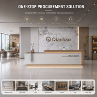 Comptoir de réception moderne avec finition dorée, panneau cannelé en MDF, plateau à niveaux multiples et base LED pour salon de manucure et bureau