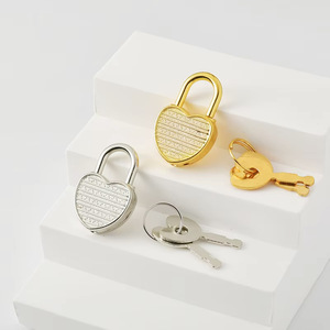 Candado en forma de corazón con llave, candado pequeño de aleación de zinc dorado y plateado para bolsos, cajones, armarios de dormitorio - Product Image 4