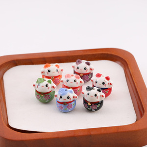 Lindas cuentas de cerámica pintadas a mano estilo japonés con diseño de gato que mueve la cola para hacer pulseras, colores aleatorios, 6 piezas. - Product Image 1
