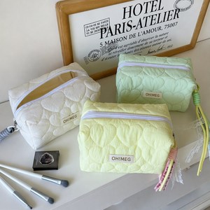 Pochette de maquillage matelassée en polyester à motif cœur avec dragonne à pompon en dentelle, pochette cosmétique douce et moelleuse, grande capacité, organiseur de voyage - Product Image 4