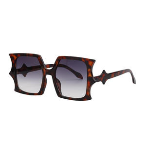 Lunettes de soleil de style européen et américain à grande monture pour femmes, protection UV400, monture noire en PC, design quadrilatère - Product Image 2