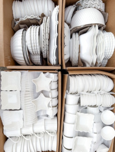 Liquidation d'usine : Service de table en céramique blanche pure avec dentelle gaufrée, comprenant <span class=keywords><strong>assiettes</strong></span>, bols et tasses, vente mixte par carton. - Product Image 2