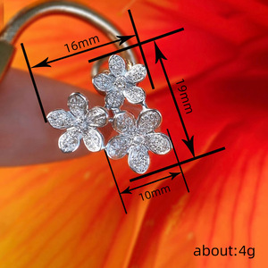 Orecchini a polsino con fiore per donna, dolce accessorio floreale alla moda per l'uso quotidiano - Product Image 4