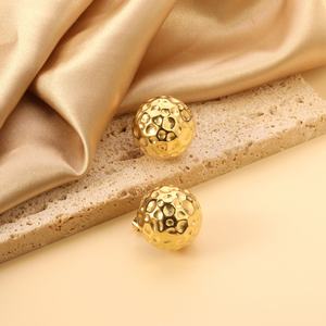 Pendientes de Moda Personalizados, Ligeros e Impermeables, Chapados en Oro de 18K, de Acero Inoxidable, con Diseño de Media Bola Hueca Grande para Mujer - Product Image 1