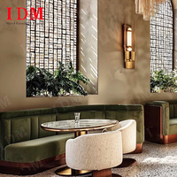 Ensemble de mobilier de restaurant d'hôtel moderne de haute qualité IDM, canapé en velours incurvé en demi-cercle, table à manger, chaise, banquette de bar, plateau en marbre