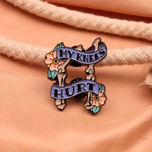 Insignia única para Halloween, broche de rótula aterrador con aguja de esmalte "Mi rodilla duele" - Product Image 1