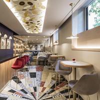 Tables et chaises modernes pour café, table et chaise de restaurant, chaise en velours, chaise de bar avec table en pierre pour restaurant haut de gamme
