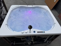 Baignoire de massage autoportante abordable. Baignoire connectée à l'électricité. Usine de spas intérieurs à vendre.