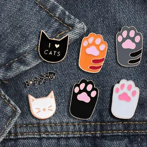 Hot Sell Custom Schattige Cartoon Cat Gatos Kleurrijke Dierlijke Voetspelden Vrouwen Kleding Metalen Hard Emaille Badges Broche Reversspeld Voor Hoed