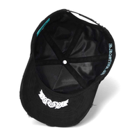 Gorra de béisbol snapback de algodón común de 6 paneles, estilo twill desgastado, con patrón de letras bordadas y logotipo de toalla con pedrería.