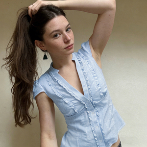 Blusa para niñas, informal, con cuello en V, a rayas, con volantes en contraste, con botones en la parte delantera, corte ajustado, estilo dulce, tipo túnica - Product Image 3