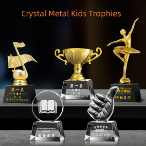 Trophée en cristal coloré à pouce en l'air, gravure personnalisée en gros, cadeau souvenir bon marché pour les enfants, compétition - Product Image 1