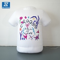 Modèle de vêtement gonflable géant personnalisé (T-shirt ou short) pour la publicité commerciale extérieure, les événements et la décoration de marques en centre commercial