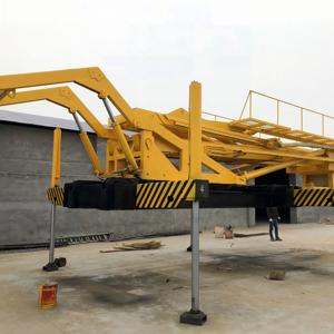 La nouvelle presse à tuiles pour haute altitude permet de soulever les tuiles en acier coloré jusqu'au toit pour l'installation. - Product Image 4
