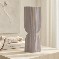 Vase à fleurs en céramique nordique moderne Jossin avec texture à rayures dorées, design géométrique sculptural pour la décoration de la table du salon à la maison