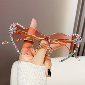 Lunettes de soleil sans monture en forme de cœur UV400, style œil de chat, protection solaire pour femmes, tendance - Product Image 1