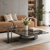 Table basse en marbre noir Luca Silver Wave |   Base en métal carrée à veines ondulées horizontales polies, moderne, pour salon, villa, sur mesure