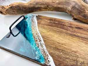 Plateau de service en bois et résine de qualité supérieure, fabriqué avec soin pour une présentation élégante de la table à manger et de la maison - Product Image 6