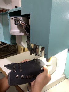 Nouvelle machine d'usine de chaussures <span class=keywords><strong>automatique</strong></span> YUTAI YT-907 pour la pose de boutons à crochet <span class=keywords><strong>sur</strong></span> chaussures de sécurité/chaussures d'escalade/bottes - Product Image 2