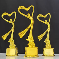 Trophée personnalisé en résine dorée de 26 cm de hauteur représentant une danseuse, idéal pour les concours de danse, de gymnastique et d'art.