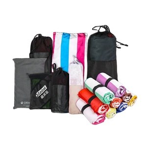 Serviette de plage à impression numérique en microfibre XL personnalisée par sublimation avec emballage de sac - Product Image 5