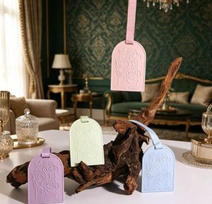 แผ่นน้ำหอมแขวนหอมระเหย กลิ่นกุหลาบลาเวนเดอร์ สำหรับตกแต่งบ้าน - Product Image 3