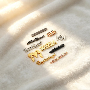 Vente en gros d'étiquettes métalliques personnalisées en alliage de zinc à 2 trous avec logo gravé pour chaussures, vêtements, sacs, maillots de bain, vêtements de plage - Product Image 3