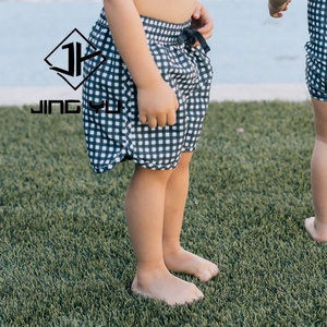 Shorts de bain pour enfants en nylon recyclé personnalisés, imprimés plage, vêtements de plage professionnels OEM - Product Image 5