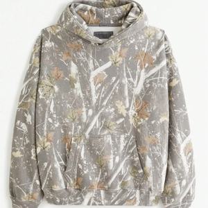 เสื้อฮู้ดดี้สตรีทแวร์วินเทจแบบฟอกสี ลุคดิสเทรส พิมพ์ลายพรางกิ่งไม้ทั่วตัว ทรงโอเวอร์ไซส์ บ็อกซี่ ครอป สำหรับผู้ชาย - Product Image 2