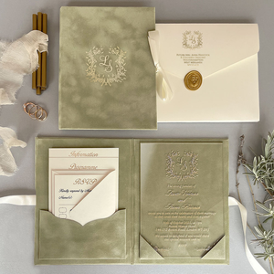 Carta d'invito in acrilico con copertina rigida in velluto rosa di lusso con copertina rigida in Folio ispirato all'oro nuziale - Product Image 4
