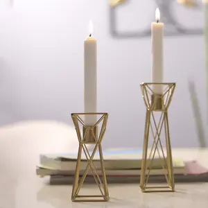 Nordic romantis dekorasi meja makan hiasan tempat lilin dalam stok grosir kreatif berongga logam tempat lilin