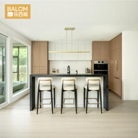 Armoires de cuisine BALOM en chêne blanc bicolore, porte en plaque blanche mate, quincaillerie dorée, sans poignées, armoires de cuisine modernes de luxe sur mesure