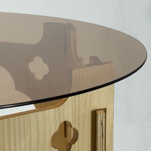 Tavolino da Caffè Rotondo in Vetro Temperato con Piano Caramello e Base in Legno Traforato Stile Rustico - Product Image 4