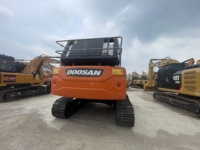 Excavadora Usada DOOSAN DX300 con Brazo Extra Largo Versátil para Dragado de Canales de Navegación en Estuarios de Ríos
