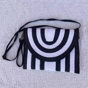 Pochette di paglia a tracolla con borsa cosmetica in paglia di carta <span class=keywords><strong>bianca</strong></span> <span class=keywords><strong>e</strong></span> <span class=keywords><strong>nera</strong></span> a righe firmate con cinturino - Product Image 4